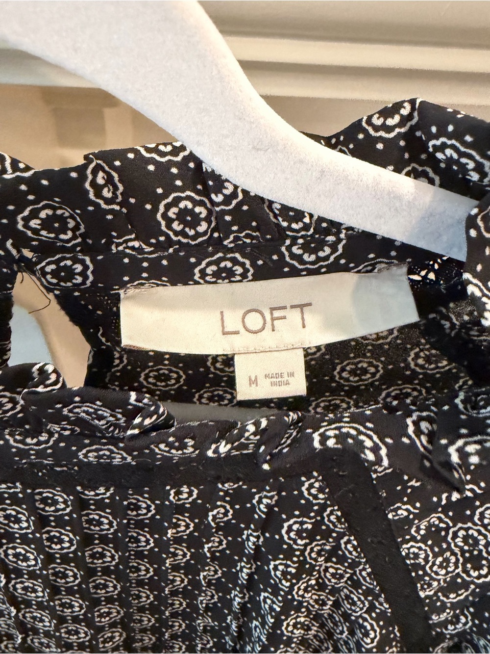 Five Blouses: 4 Banana Republic & 1 LOFT (medium and 1 large) - Picture 4 of 12